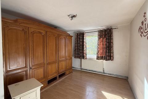 3 bedroom flat to rent, Convent Way, Southall