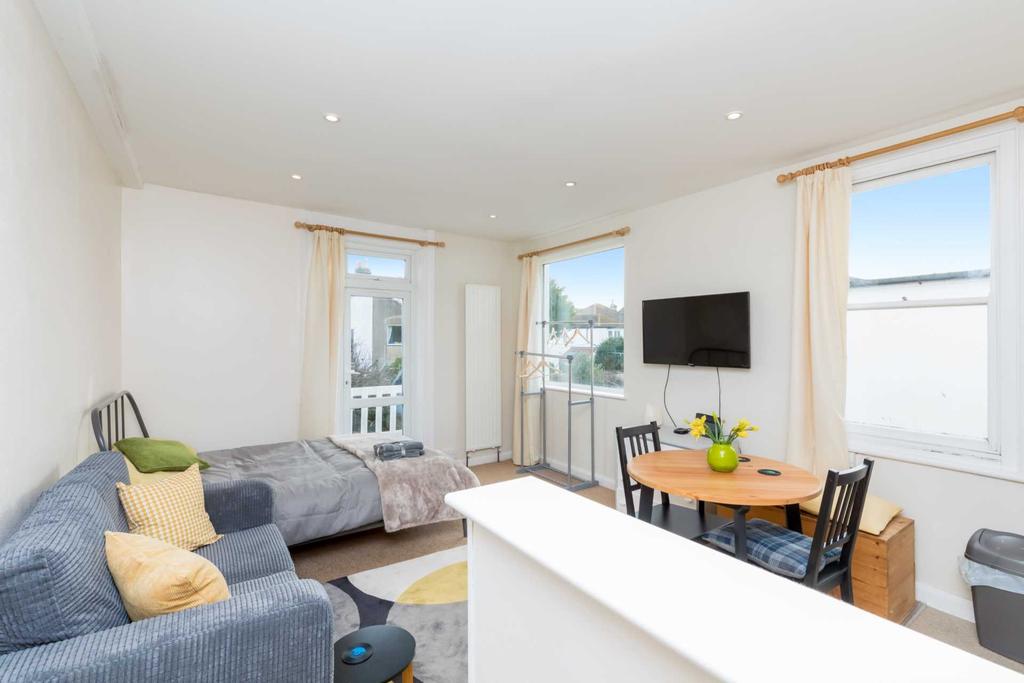 Carlisle Road, Hove Studio £1,100 pcm (£254 pw)