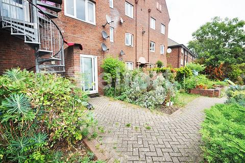 Studio to rent, Barking Road, London, E6