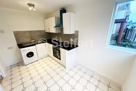 Studio to rent, Barking Road, London, E6