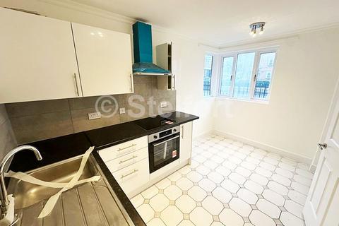 Studio to rent, Barking Road, London, E6