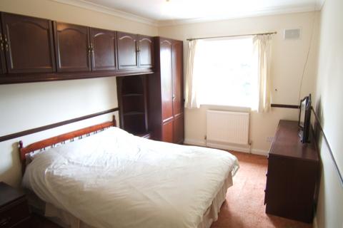 3 bedroom end of terrace house to rent, Rose Gardens, Stanwell, TW19 7UH