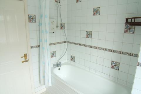 3 bedroom terraced house to rent, Rose Gardens, Stanwell, TW19 7UH