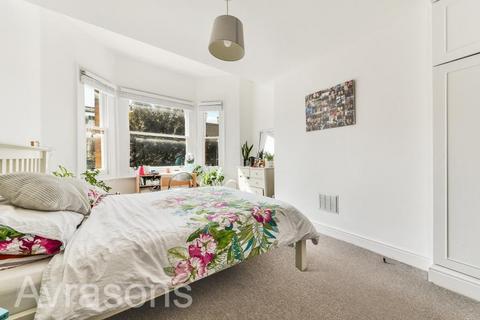 3 bedroom flat to rent, CREWDSON ROAD, OVAL