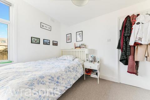3 bedroom flat to rent, CREWDSON ROAD, OVAL