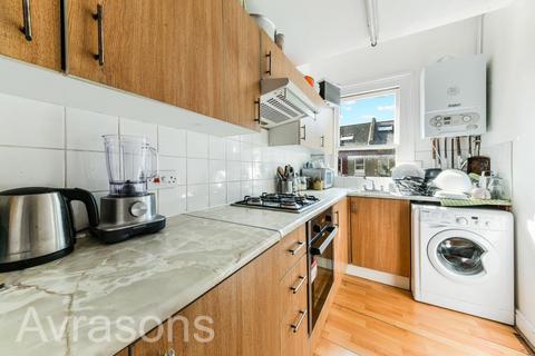 3 bedroom flat to rent, CREWDSON ROAD, OVAL