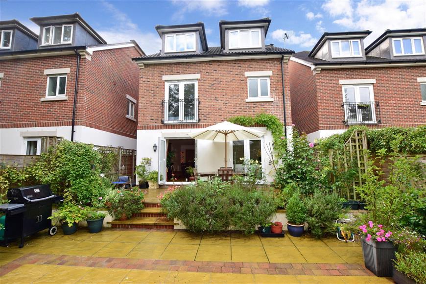 Highfield Avenue, Waterlooville, Hampshire 4 bed detached house £485,000