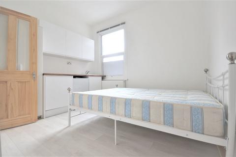 1 bedroom in a house share to rent, Chatsworth Gardens, Acton