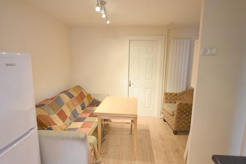 5 bedroom maisonette to rent, Ericcson Close, London SW15