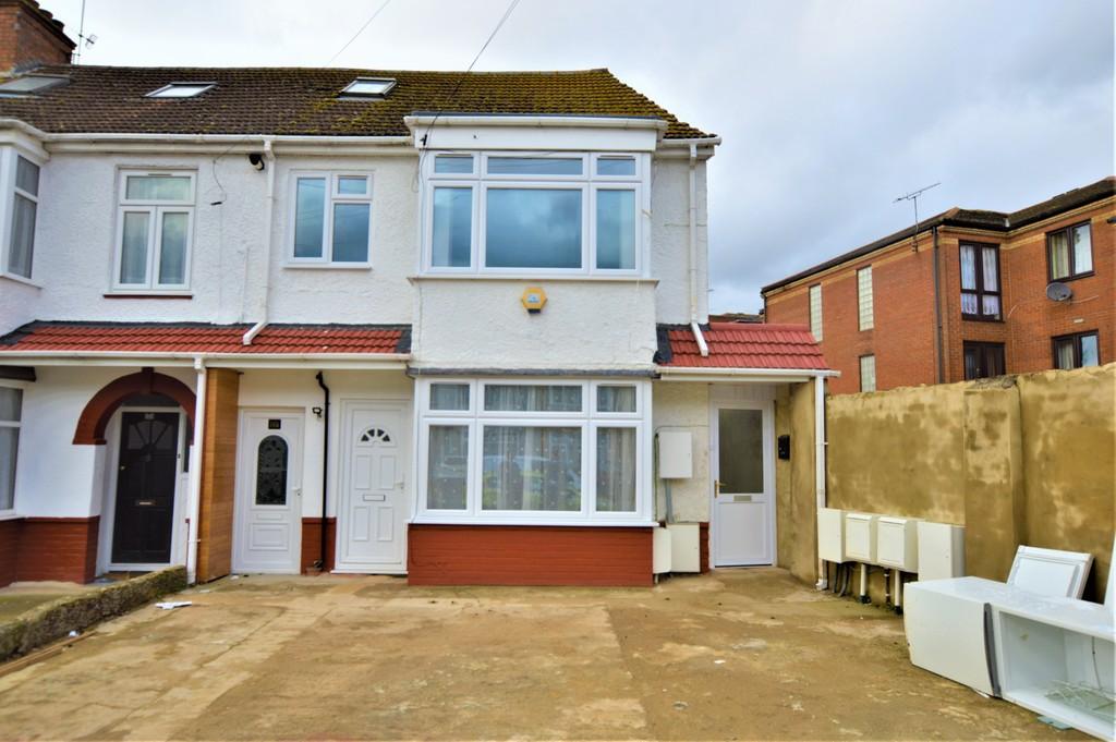 Greenland Crescent, Southall 3 bed end of terrace house