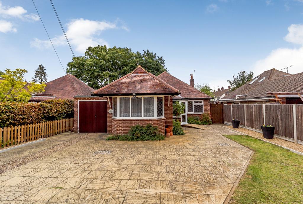 Addlestone Park, Addlestone, KT15 3 bed detached bungalow for sale £