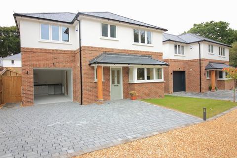 4 bedroom detached house to rent, Brockhills Lane, New Milton