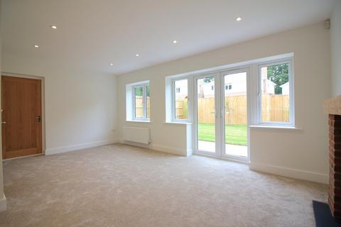 4 bedroom detached house to rent, Brockhills Lane, New Milton