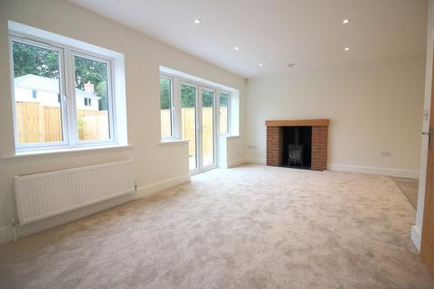 4 bedroom detached house to rent, Brockhills Lane, New Milton