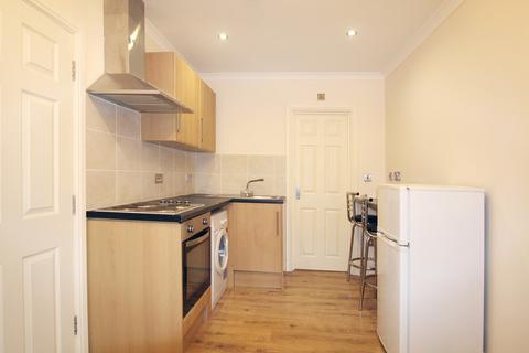 Studio to rent, Barnett Street, Whitechapel, London