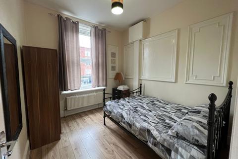 2 bedroom apartment to rent, Finchley Road, London