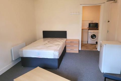 Studio to rent, Marywood Square, Strathbungo