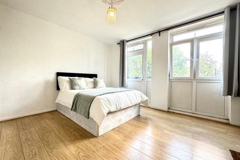 1 bedroom in a flat share to rent, St. Leonards Road, London E14