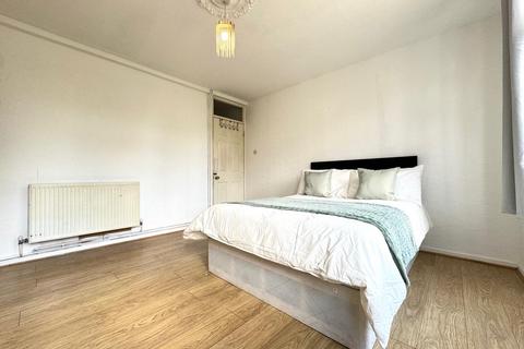 1 bedroom in a flat share to rent, St. Leonards Road, London E14
