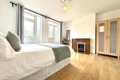 1 bedroom in a flat share to rent, St. Leonards Road, London E14