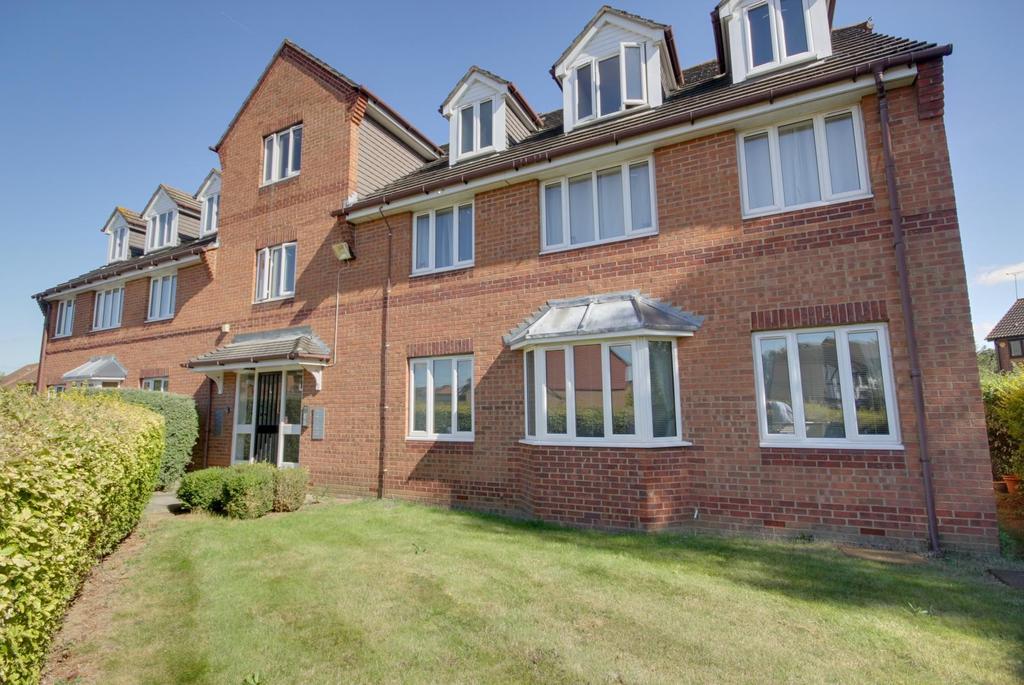 Bennison Drive, Harold Wood, Romford, RM3 2 bed apartment £250,000
