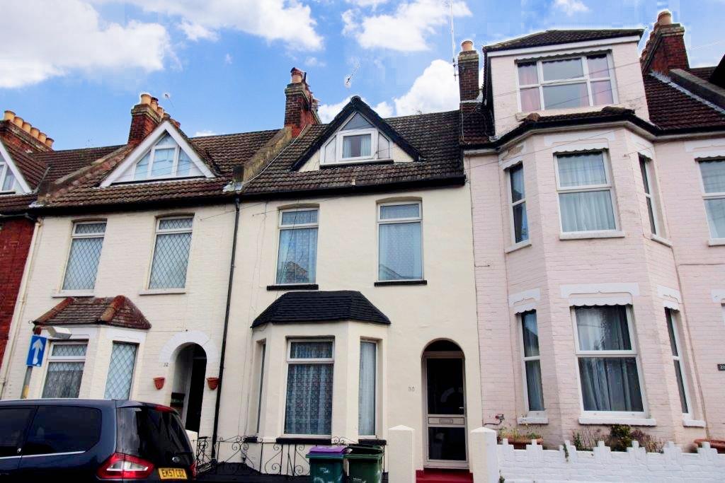 Bradstone Avenue, Folkestone, CT19 4 bed house £1,150 pcm (£265 pw)