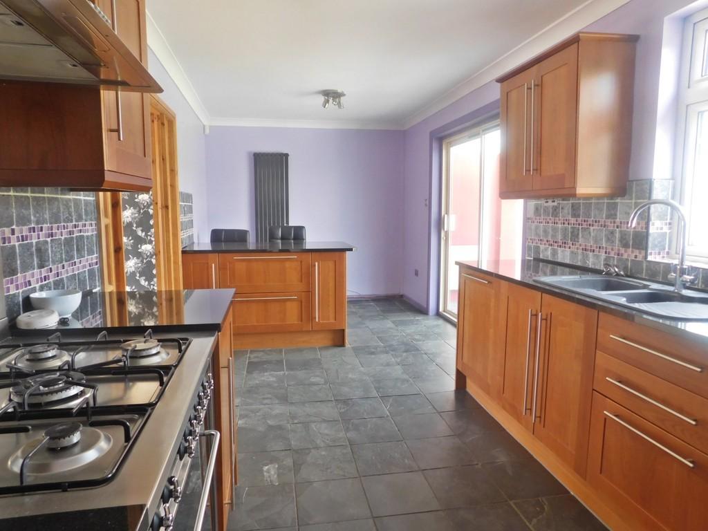 Road, Paulsgrove 3 bed semidetached house £925 pcm (£213 pw)