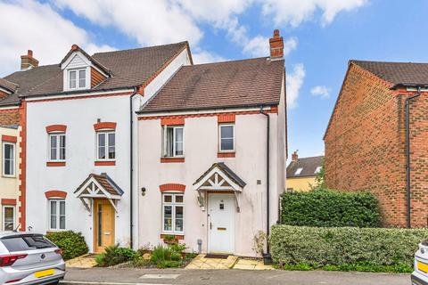 3 bedroom end of terrace house to rent, Barentin Way, Petersfield