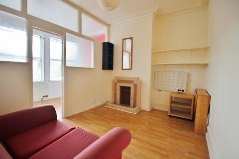 Studio to rent, High Road, Whetstone N20