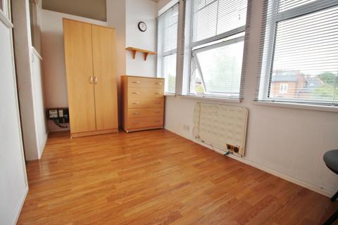 Studio to rent, High Road, Whetstone N20