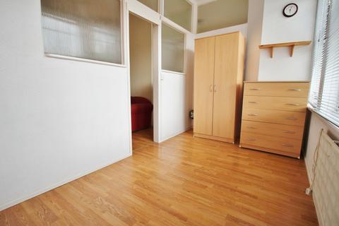 Studio to rent, High Road, Whetstone N20