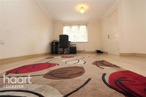 4 bedroom semi-detached house to rent, Blakeshay Close