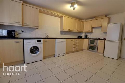 4 bedroom semi-detached house to rent, Blakeshay Close