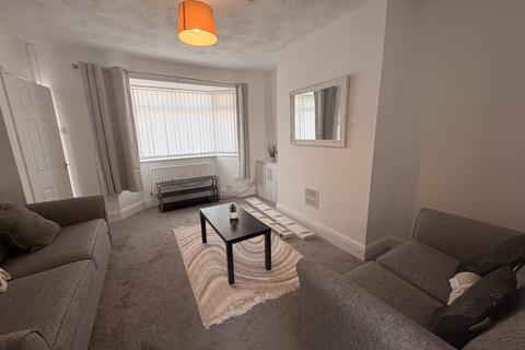 2 bedroom semi-detached house to rent, Vale Avenue, Warrington