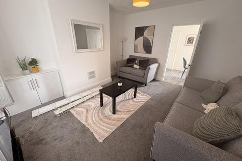 2 bedroom semi-detached house to rent, Vale Avenue, Warrington