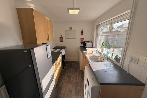 2 bedroom semi-detached house to rent, Vale Avenue, Warrington