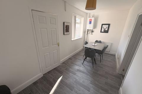 2 bedroom semi-detached house to rent, Vale Avenue, Warrington