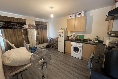 2 bedroom flat to rent, Staines Road, Bedfont