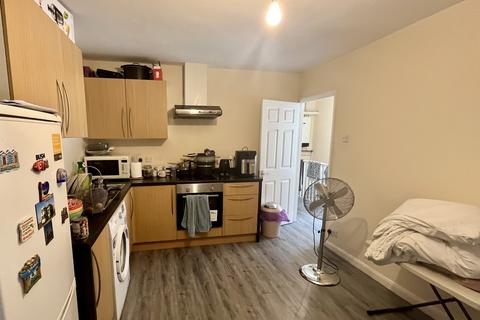 2 bedroom flat to rent, Staines Road, Bedfont