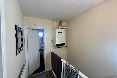2 bedroom flat to rent, Staines Road, Bedfont