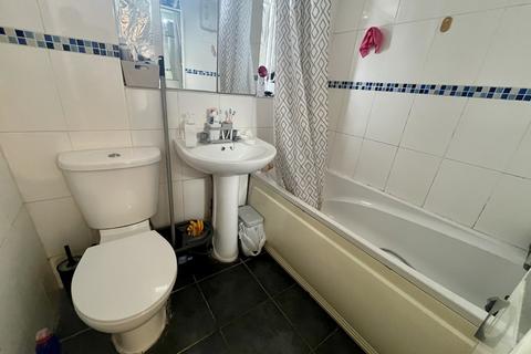 2 bedroom flat to rent, Staines Road, Bedfont