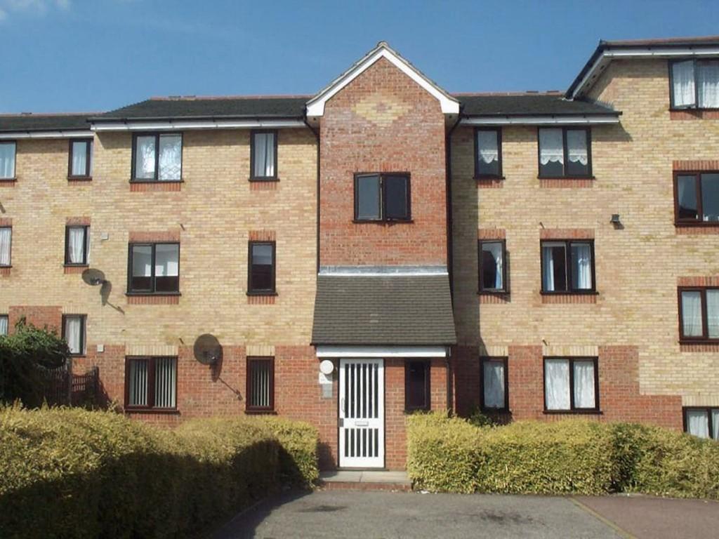 Prestatyn Close, Stevenage 2 bed flat to rent £1,300 pcm (£300 pw)