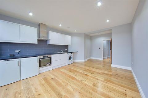 2 bedroom flat to rent, Garratt Lane, London