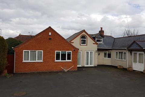 3 bedroom semi-detached bungalow to rent, Wolverley Road, Kidderminster DY11