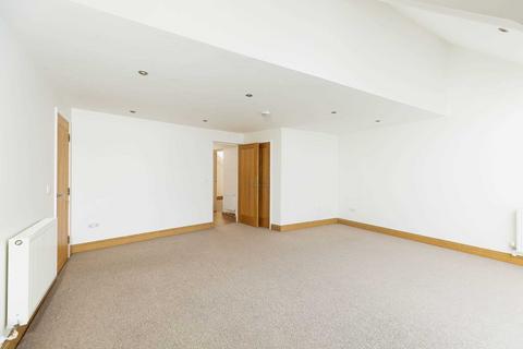 2 bedroom apartment to rent, High Street, Marshfield