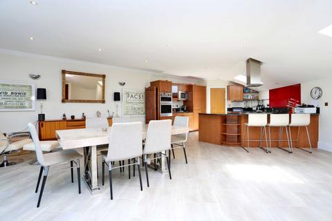 3 bedroom penthouse for sale, Penthouse, Moorings House, `The Island`, Brentford