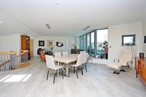 3 bedroom penthouse for sale, Penthouse, Moorings House, `The Island`, Brentford