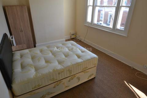 3 bedroom flat to rent, Waylen Street, Reading