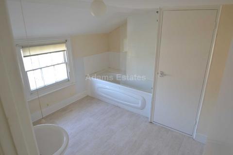 3 bedroom flat to rent, Waylen Street, Reading