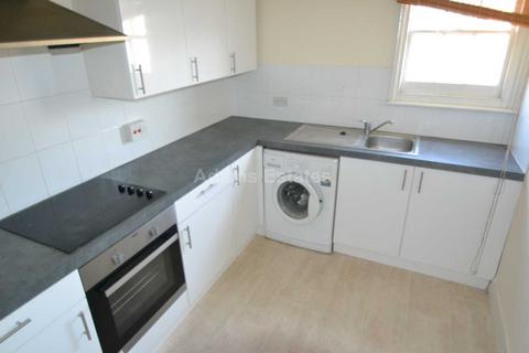 3 bedroom flat to rent, Waylen Street, Reading